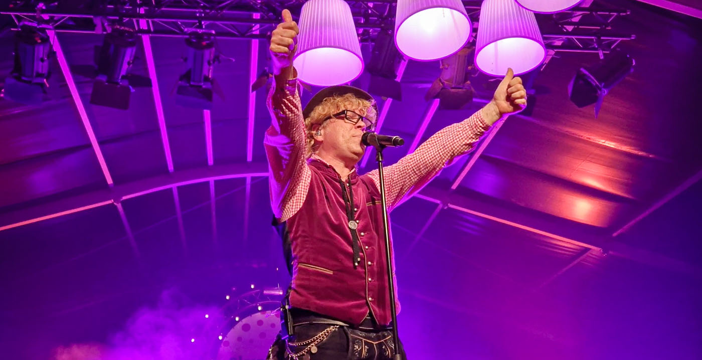Video: Efteling-entertainer zingt nog één keer Bob-afscheidslied op dorpsfeest