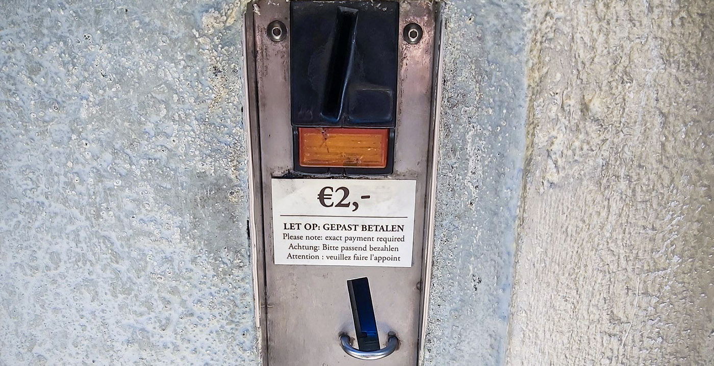 Efteling verdubbelt prijs van pins op het Anton Pieckplein