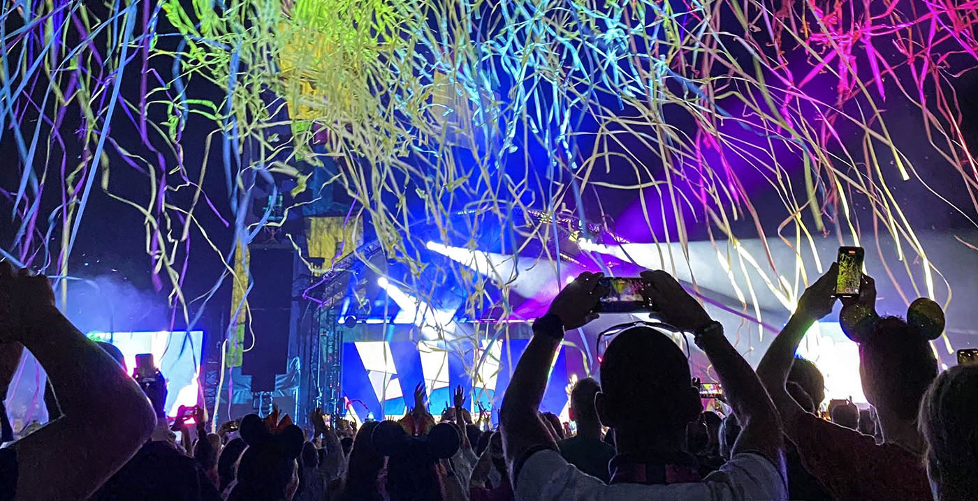 Foto's: Mika zet Disneyland Paris op zijn kop tijdens Pride-feestavond