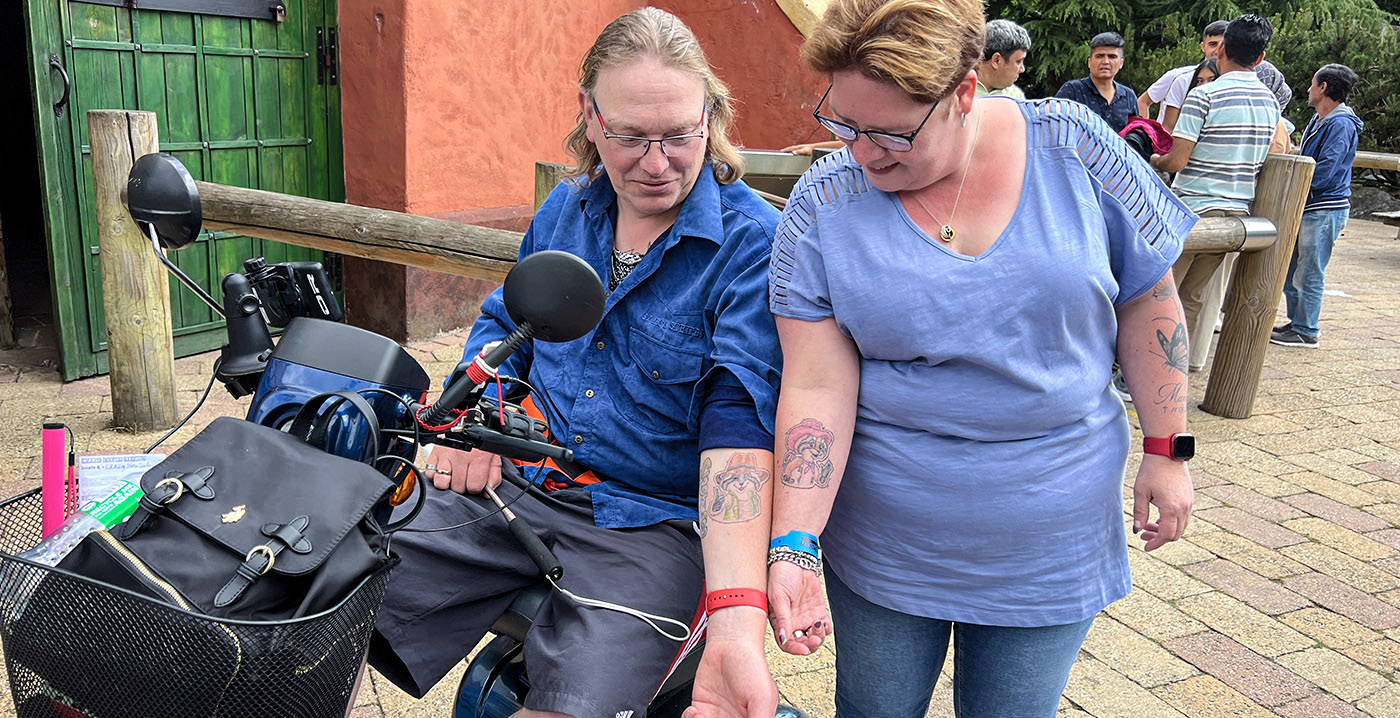 Foto's: koppel neemt matchende tatoeages van mascottes Slagharen