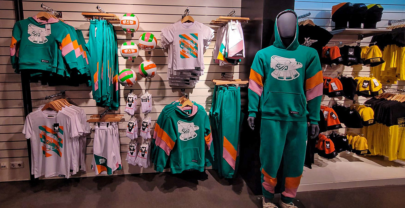 Nieuwe souvenirs in Walibi Holland: T-shirts, truien en mutsen van achtbanen