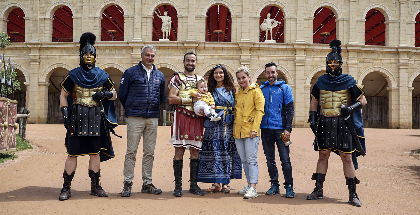 Puy du Fou schenkt levenslang abonnement aan baby die bijna ter wereld kwam in het park