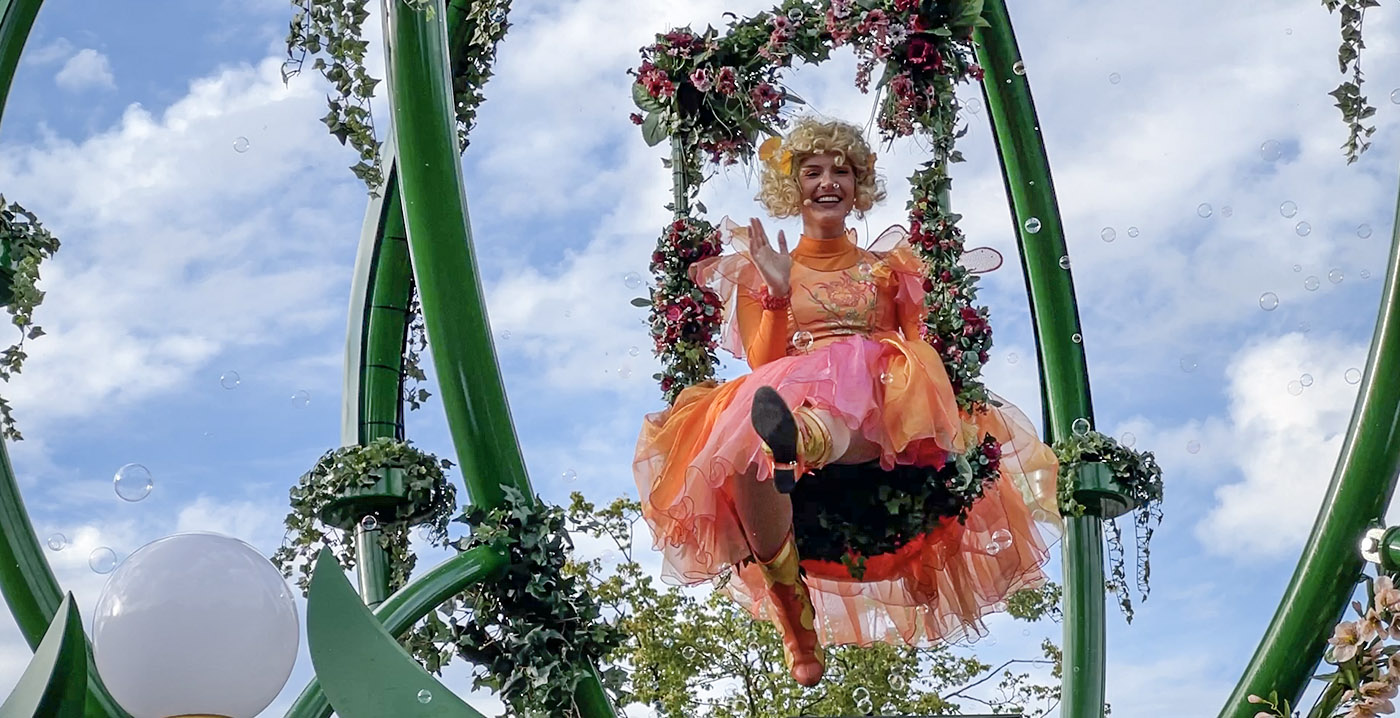 Animazione al Droomvlucht di Efteling: giardino fiorito con elfi, gelati e cocktail