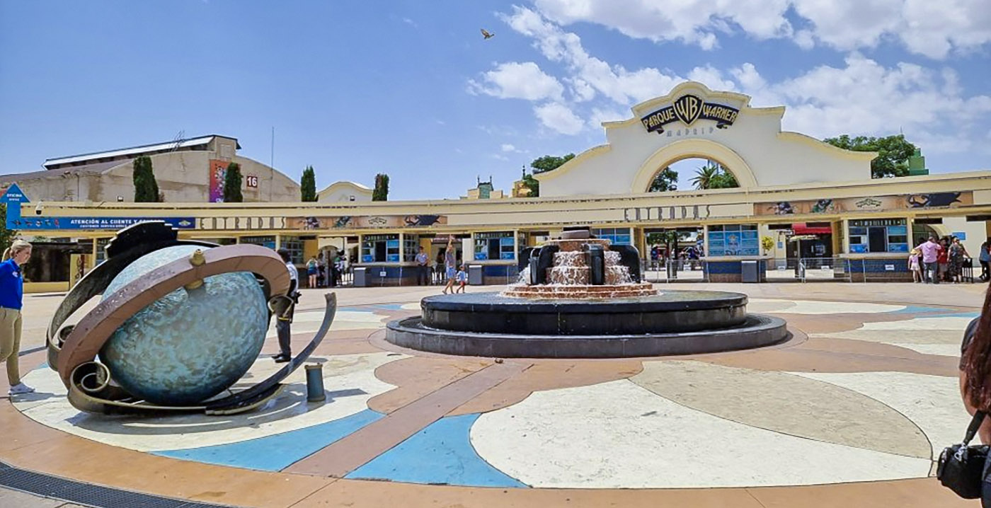 Oeps: iconische Warner Bros.-bol breekt af in Spaans pretpark