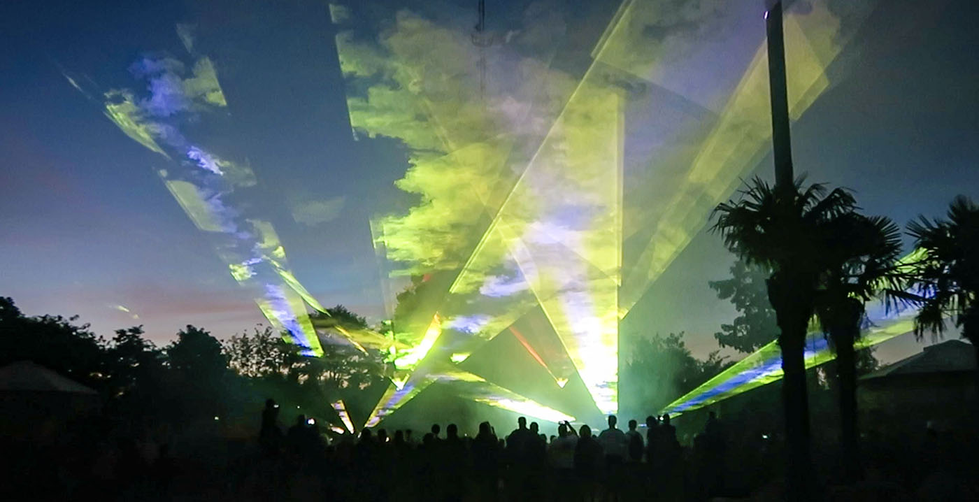 Video: Toverland verrast abonnementhouders met lasershow