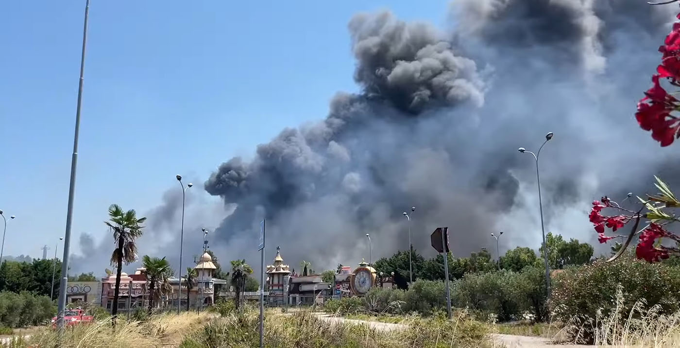 Deel van verlaten pretpark verwoest door brand