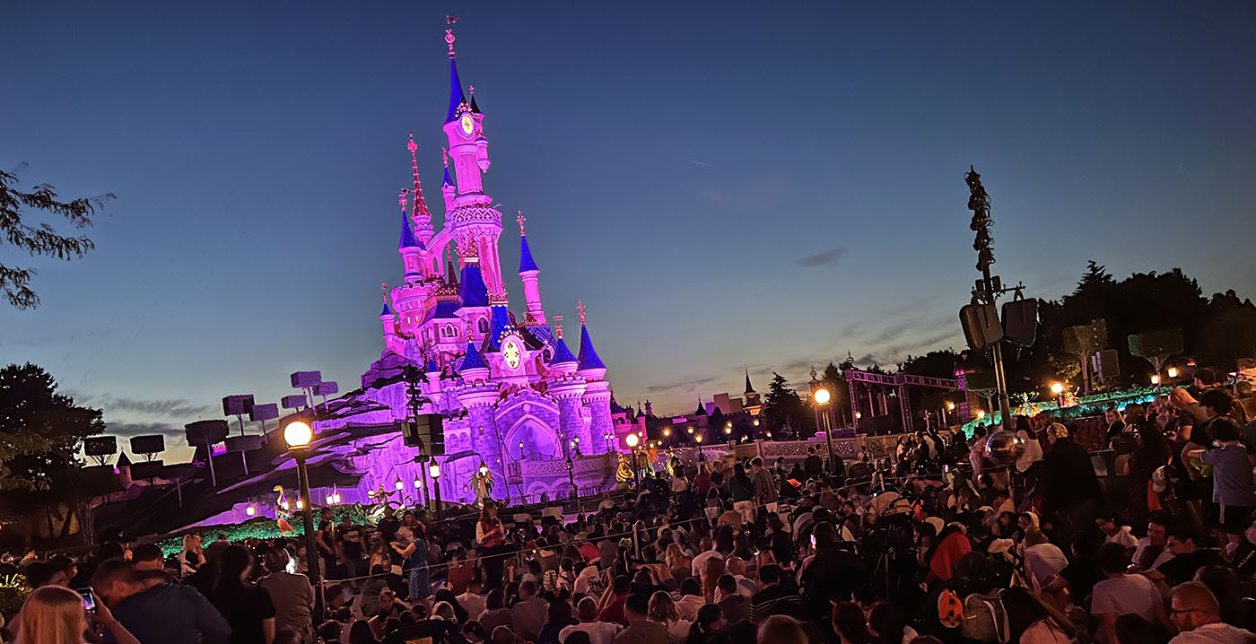 Disneyland Paris is gestopt met de omroep 'dames en heren, jongens en meisjes'