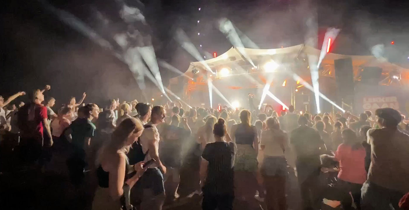 Video: rapper Donnie trakteert Walibi-publiek op reeks hits