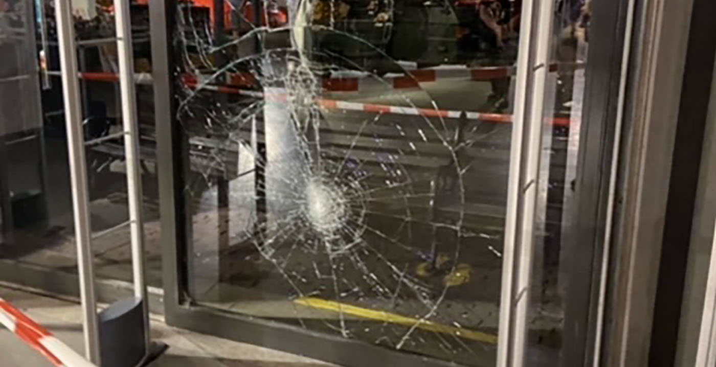 Glazen deur gesneuveld tijdens feestavond in Walibi Holland
