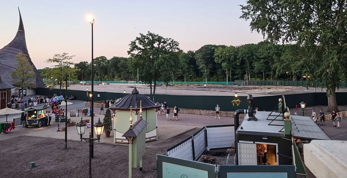 Foto's: een kijkje over de schuttingen bij het bouwterrein van Efteling Grand Hotel