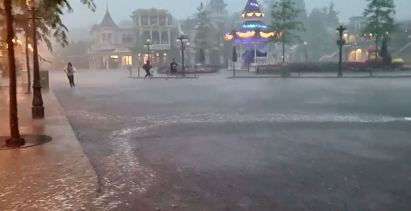 Zware storm in Disneyland Paris: attracties gesloten, paden ondergelopen