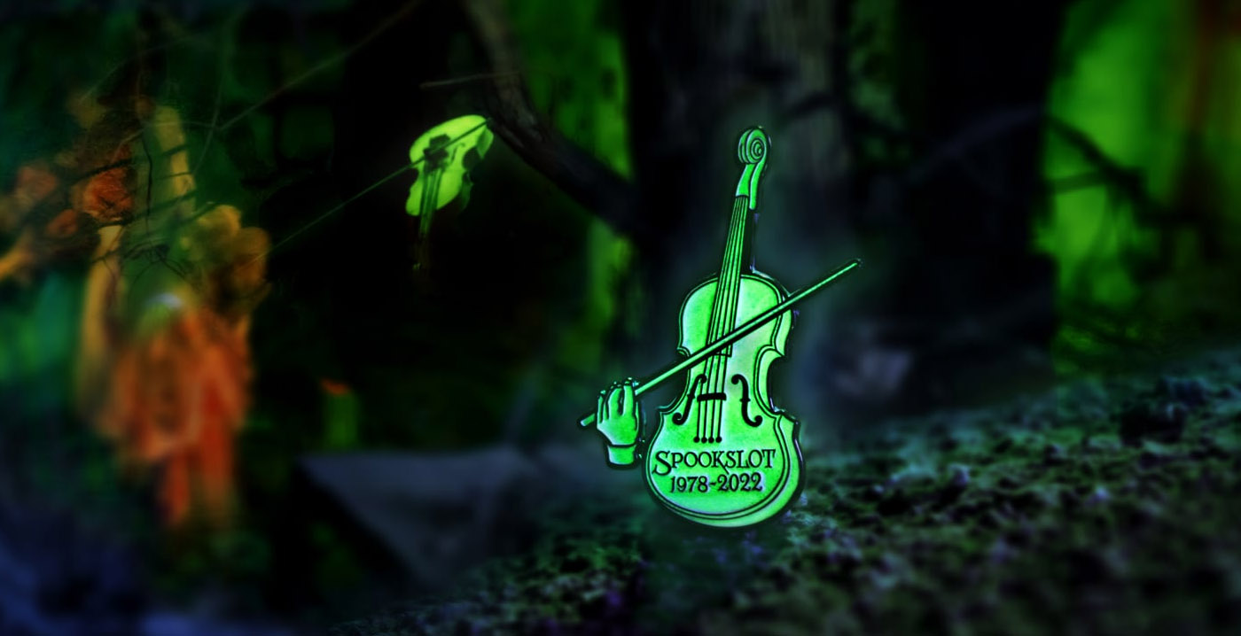 Efteling neemt afscheid van Spookslot met speciale glow-in-the-dark-pin