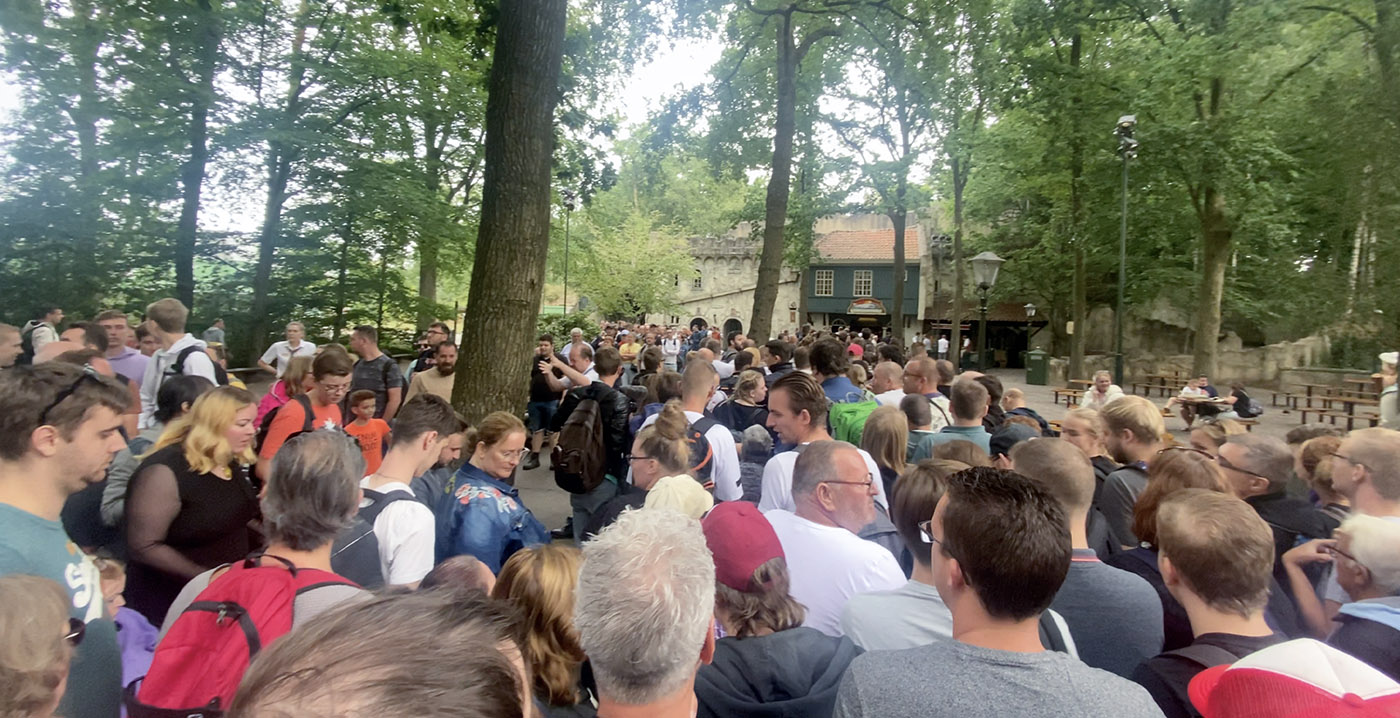Gekkenhuis in de Efteling: verkoop van Spookslot-boek mondt uit in chaos