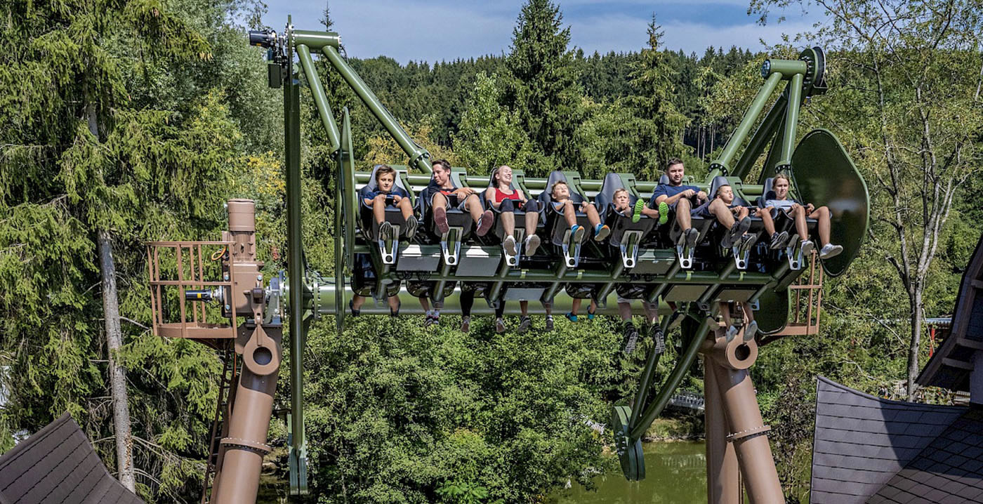 Video: Österreichischer Freizeitpark eröffnet 12 Meter hohe Schaukelattraktion