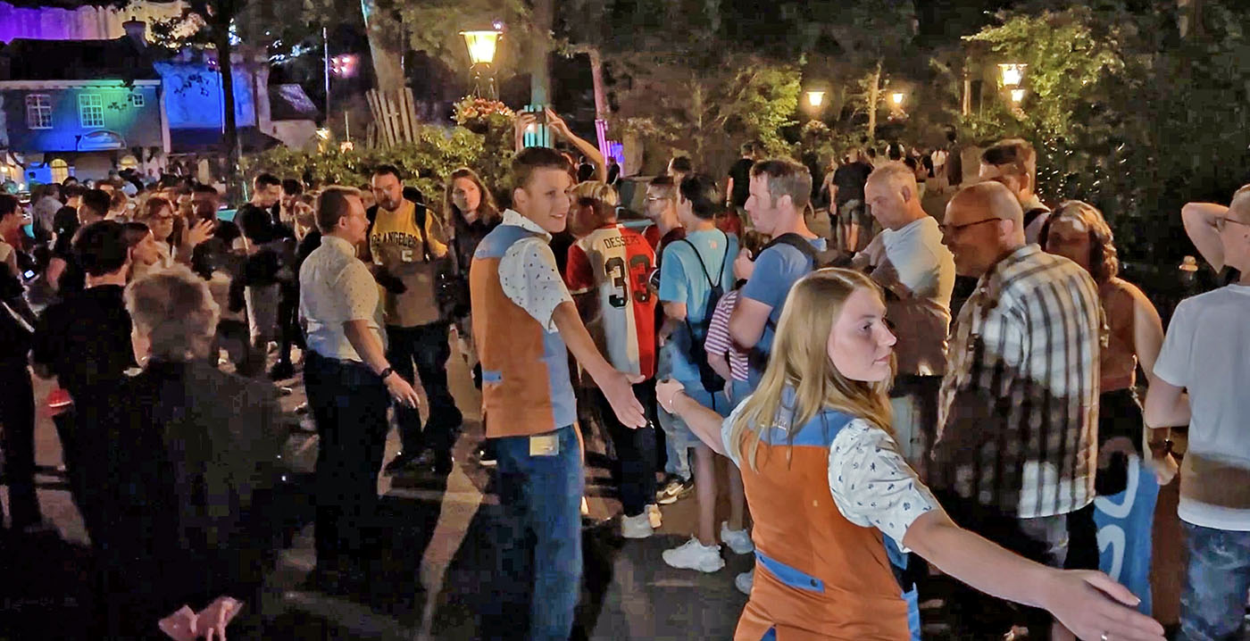 Video: gigantische wachtrij en joelende Efteling-fans bij afscheidsavond Spookslot