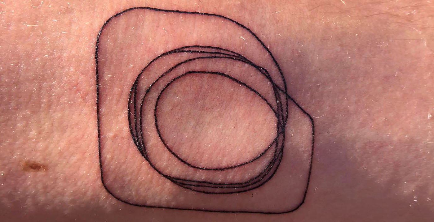 Superfan neemt twee tatoeages van Bobbejaanland-achtbaan Revolution