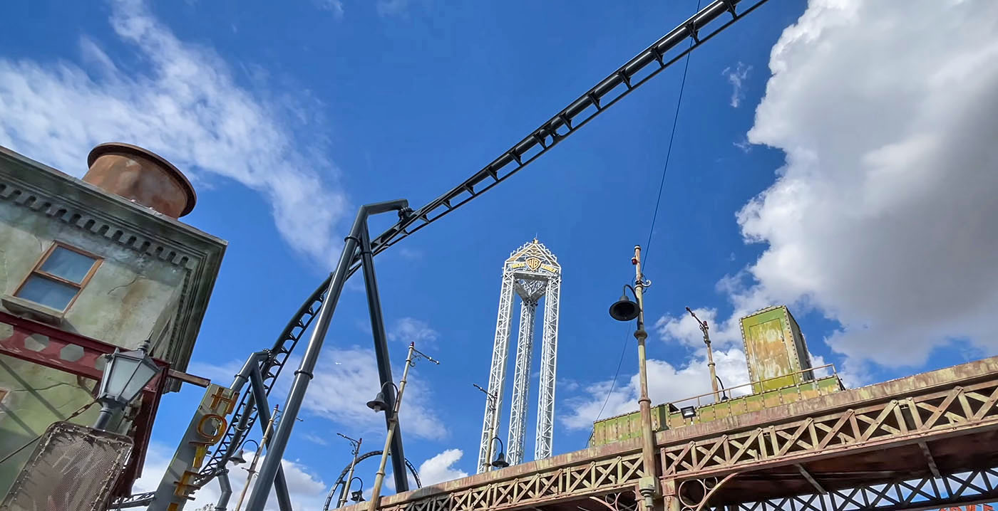 Foto's: nieuwe Batman-achtbaan in Madrid krijgt spectaculaire inversie