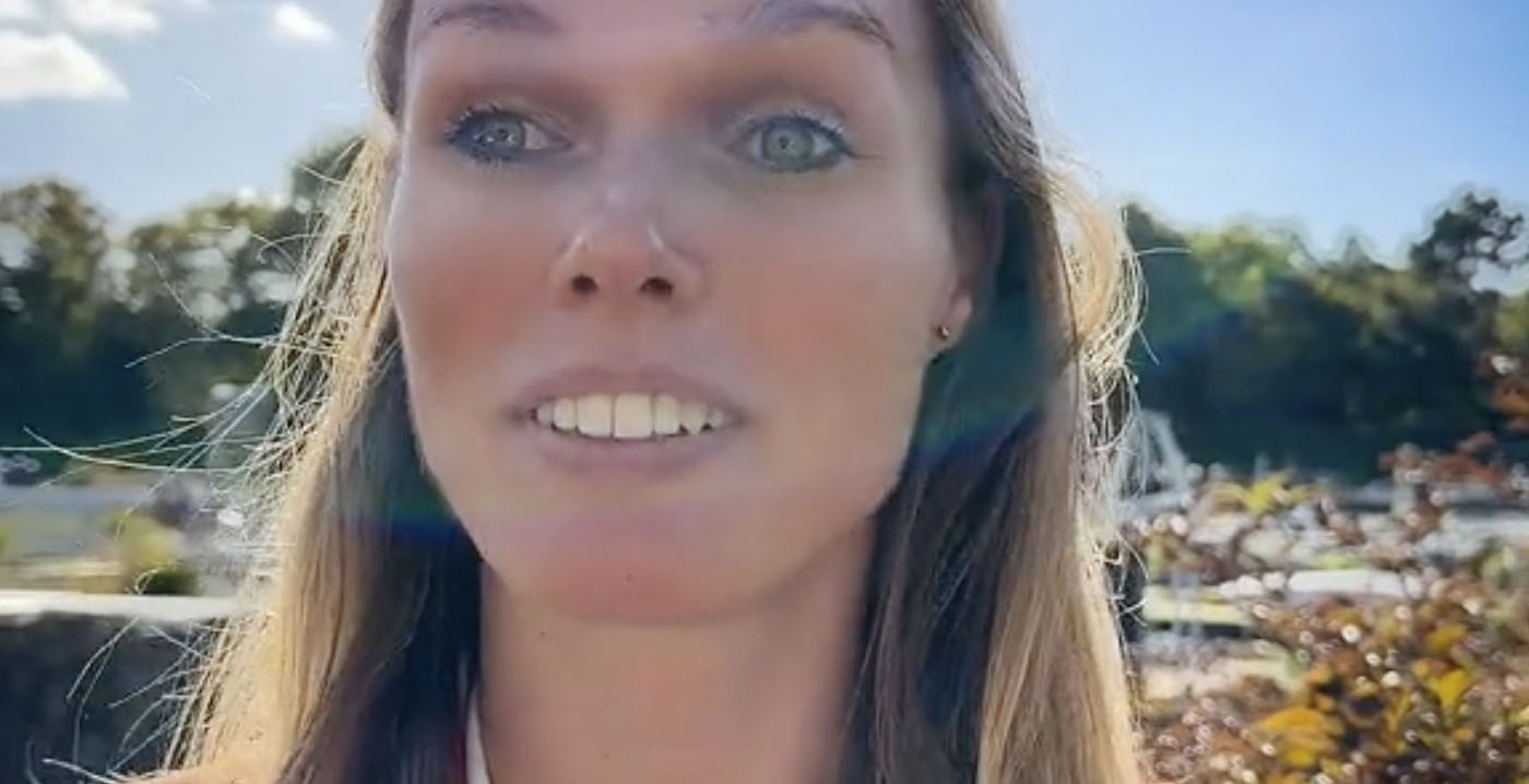 Blinde influencer vol zelfspot in Madurodam: 'Helemaal niks te zoeken'