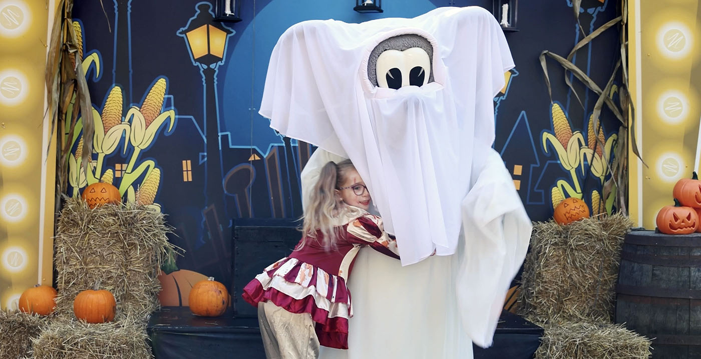 Video: Halloween in Julianatoren is niet eng, wel griezelig
