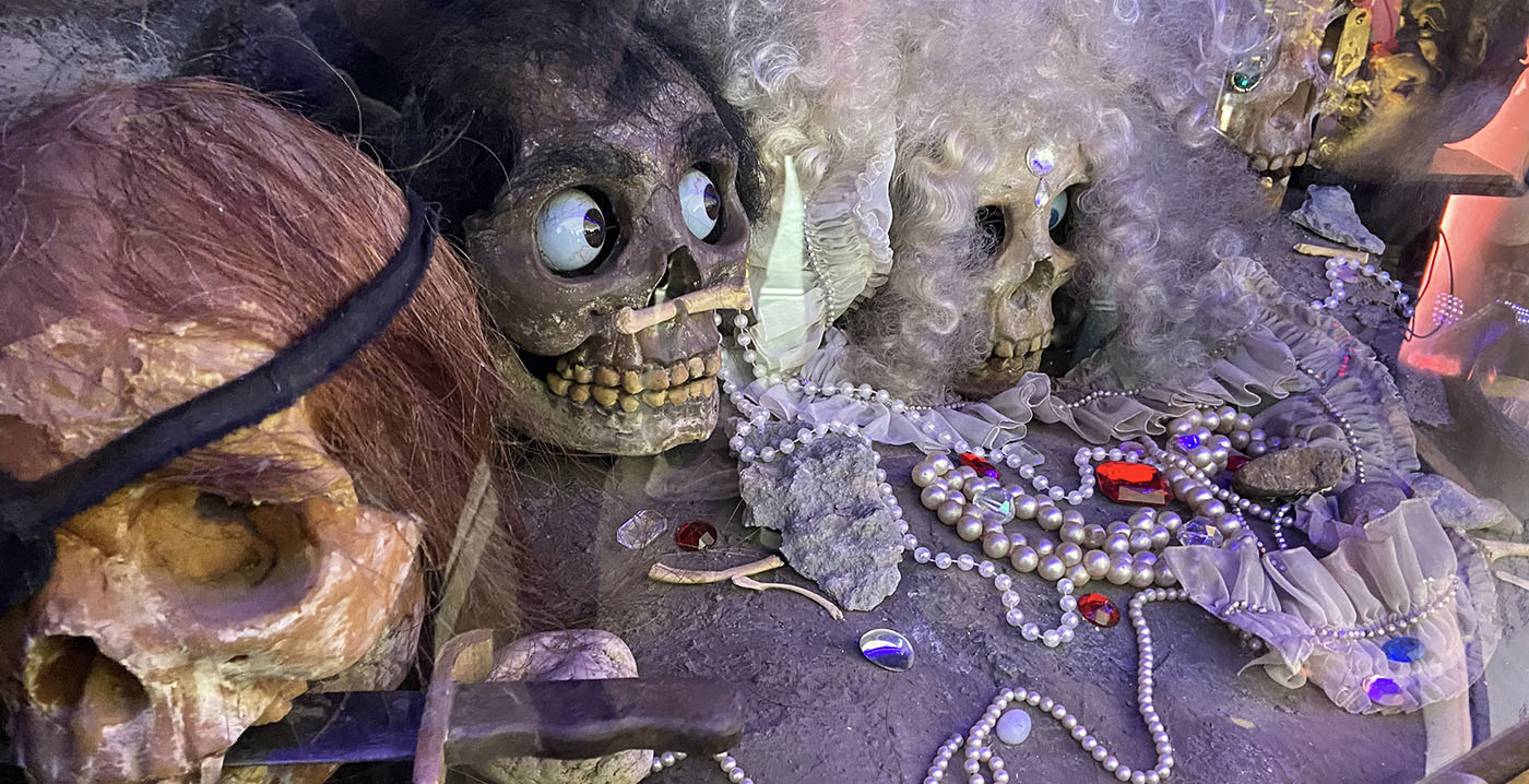 Schedels uit het Spookslot van de Efteling duiken op in Tilburg