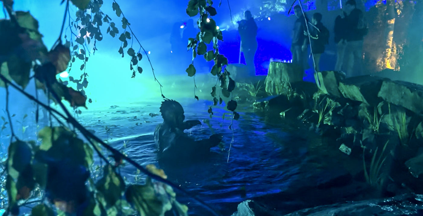 Video: scare actor Toverland houdt zich schuil in het water