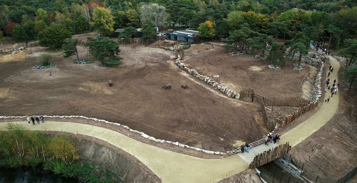 Video: Safaripark Beekse Bergen neemt vernieuwde neushoornvlakte in gebruik