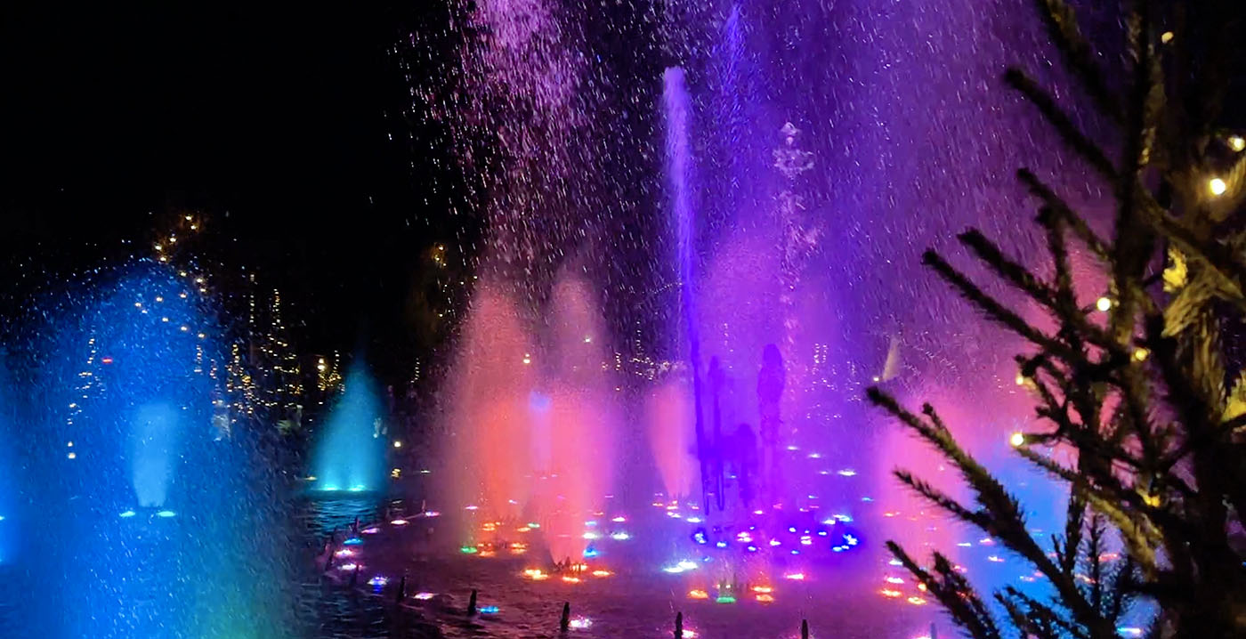 Video: Toverland verwerkt bekende kerstliedjes in nieuwe versie van watershow