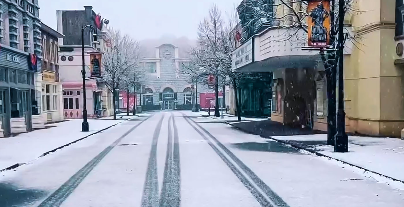 Video: eerste sneeuw van het seizoen in Movie Park Germany