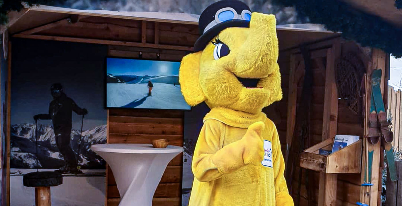 Toverland laat nieuwe mascotte rondlopen: gele olifant die snoepjes uitdeelt