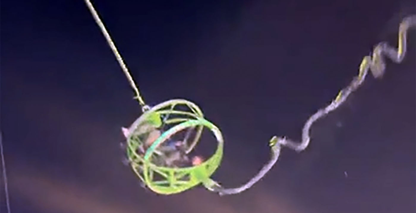 Video: gondel van bungee-attractie knalt tegen pilaar op Engelse winterkermis