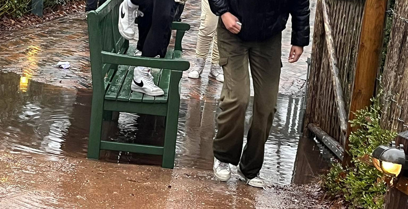 Foto's: Efteling-bezoekers klimmen over bankje om droge voeten te houden