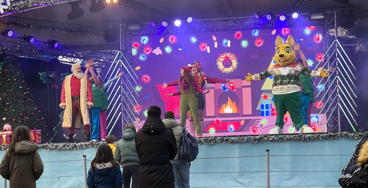 Video: Walibi-mascotte viert feest met de Kerstman in nieuwe kindershow