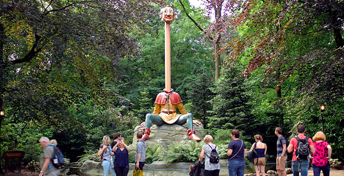 Efteling-bewoner Langnek steekt zijn nek weer uit