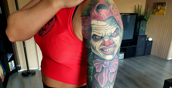 Superfan laat Walibi-mascotte Eddie de Clown op arm tatoeëren