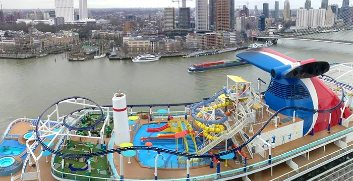 Foto's: cruiseschip met achtbaan aan boord in Rotterdam