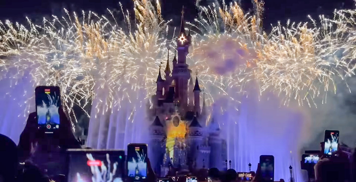 Vidéo : soirée de réveillon exubérante avec spectacles spéciaux à Disneyland Paris