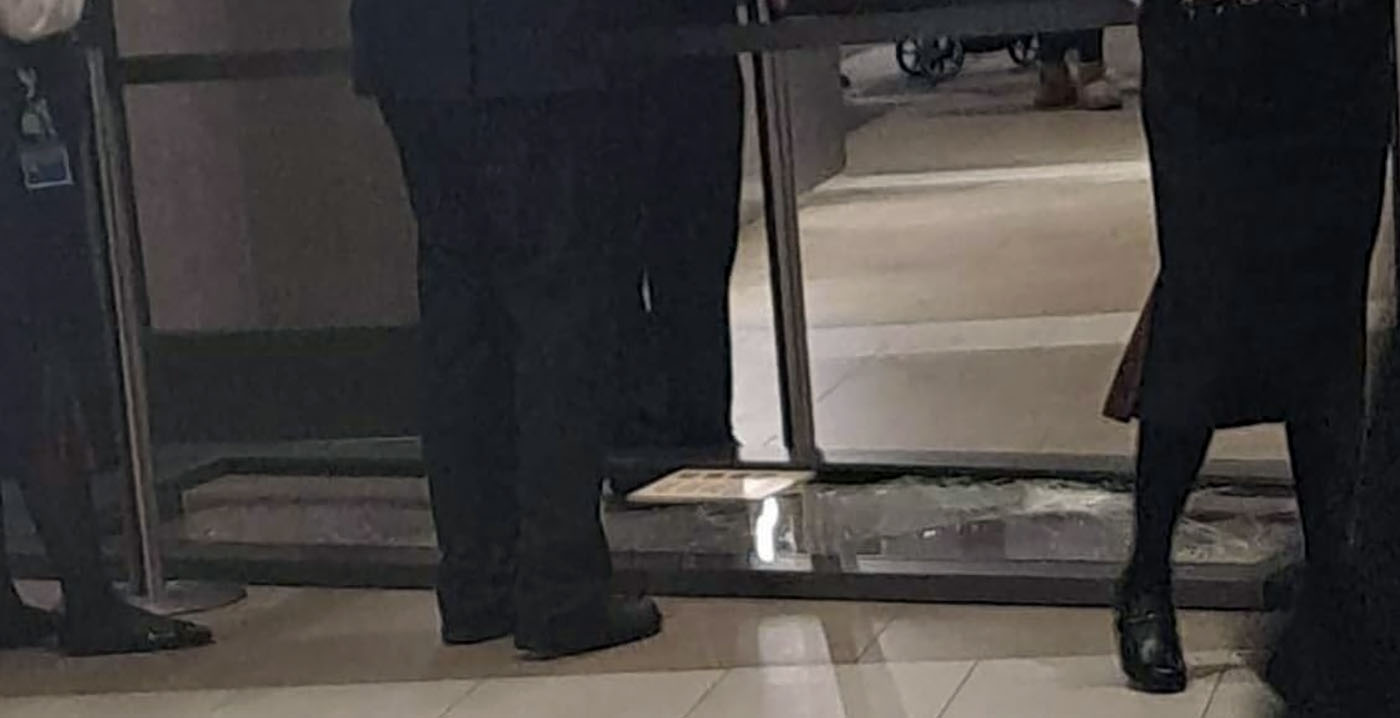 Glazen deur valt kapot in hotel Disneyland Paris