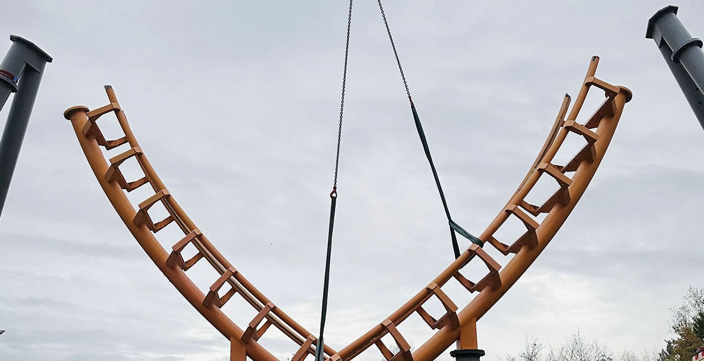 Fotos: Französischer Vergnügungspark baut Bumerang-Achterbahn für Wartungsarbeiten ab