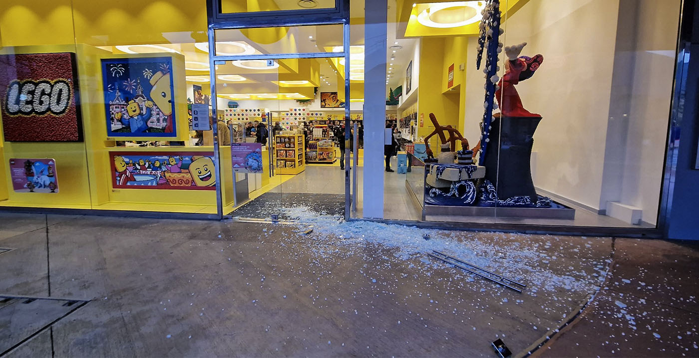 Glazen deur van Lego-winkel Disneyland Paris gebroken