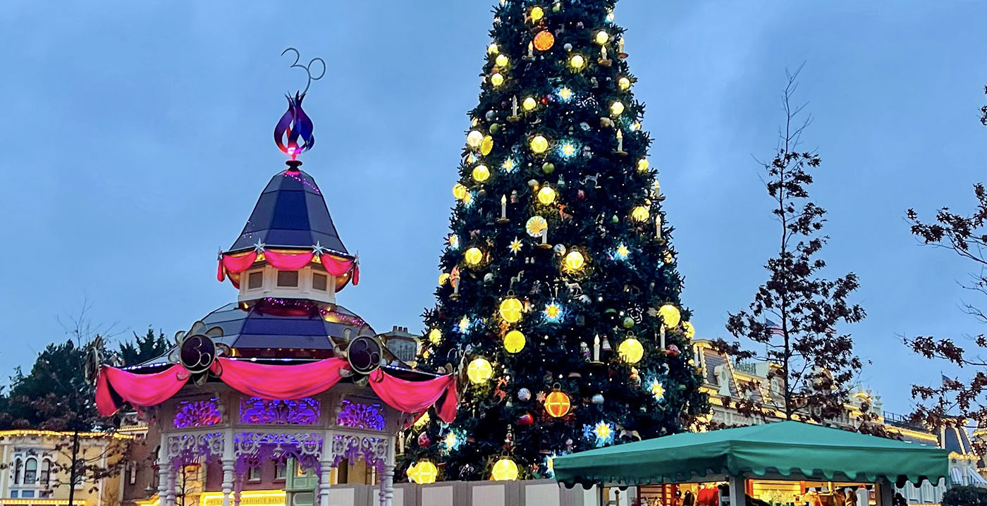 Disneyland Paris laat kerstboom nog even staan vanwege harde wind