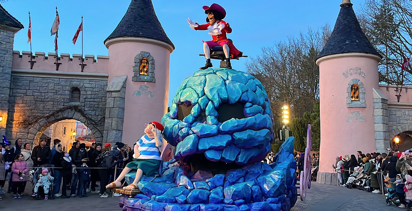 Parade Disneyland Paris ingekort: wagen Peter Pan defect