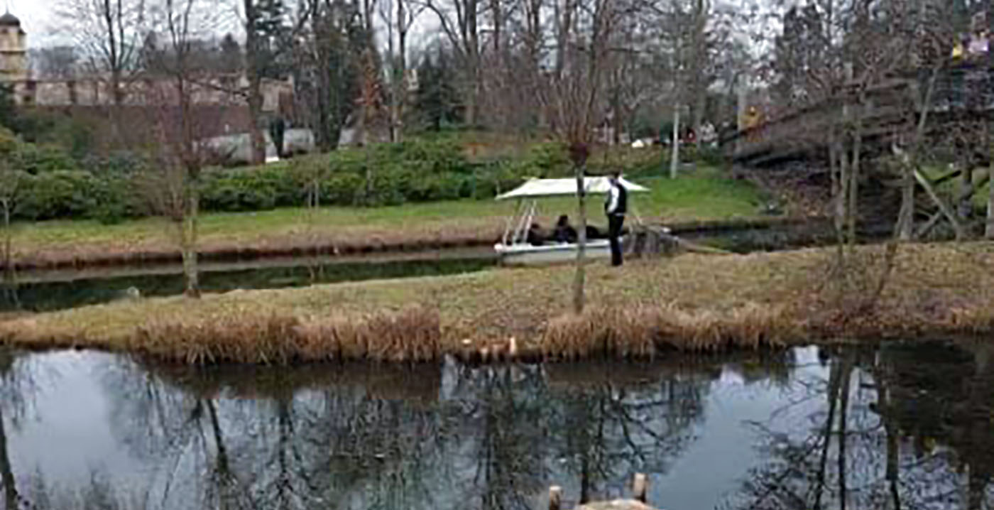 Video: Efteling-bezoeker springt uit Gondoletta-bootje, attractie stilgezet