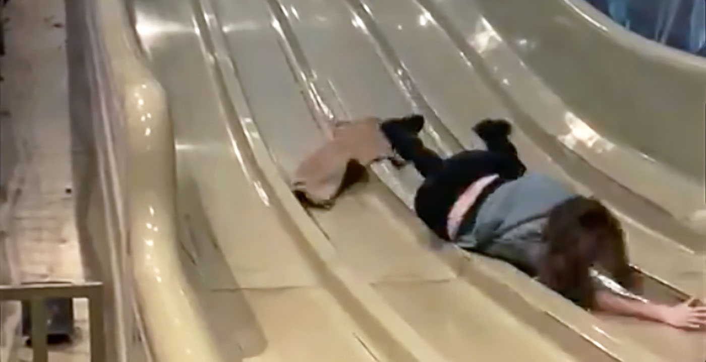 Video: vrouw gaat volledig onderuit op matjesglijbaan in Plopsa Indoor