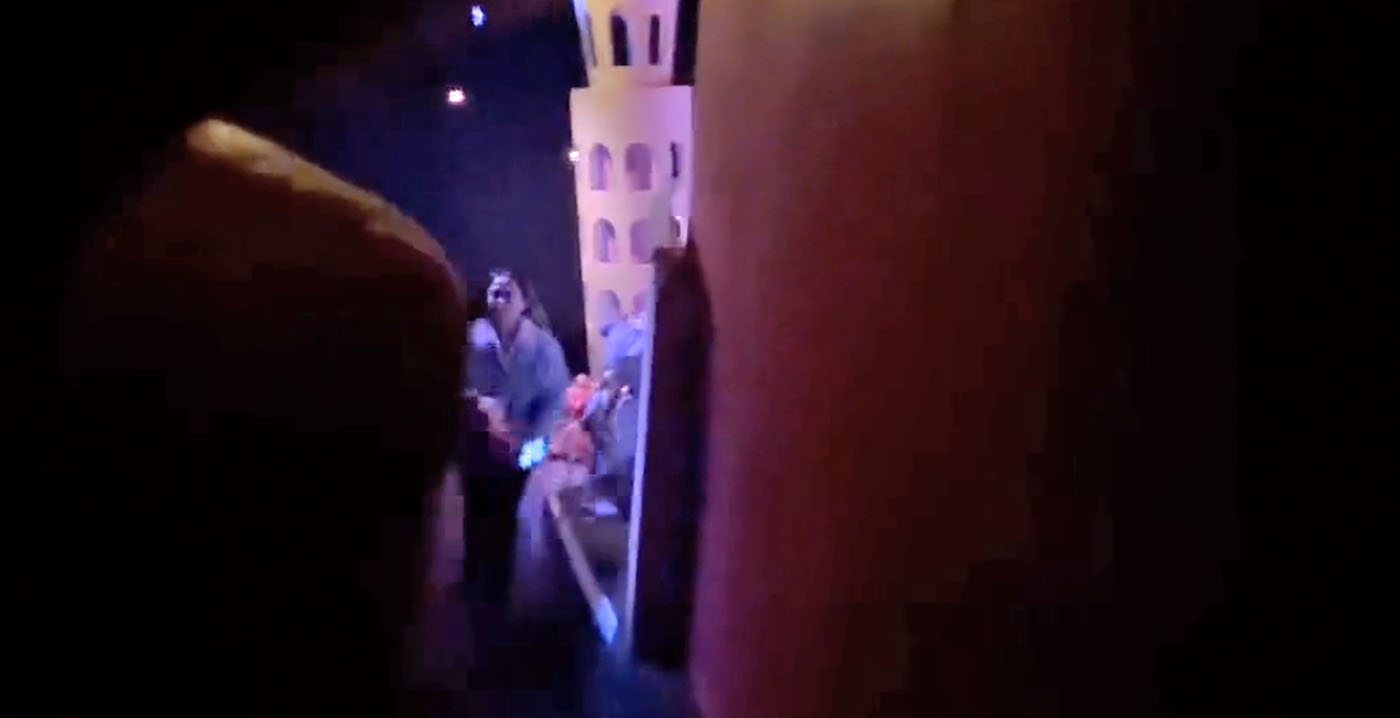 Video: Efteling-bezoeker rent door Carnaval Festival om gevallen knuffel te pakken