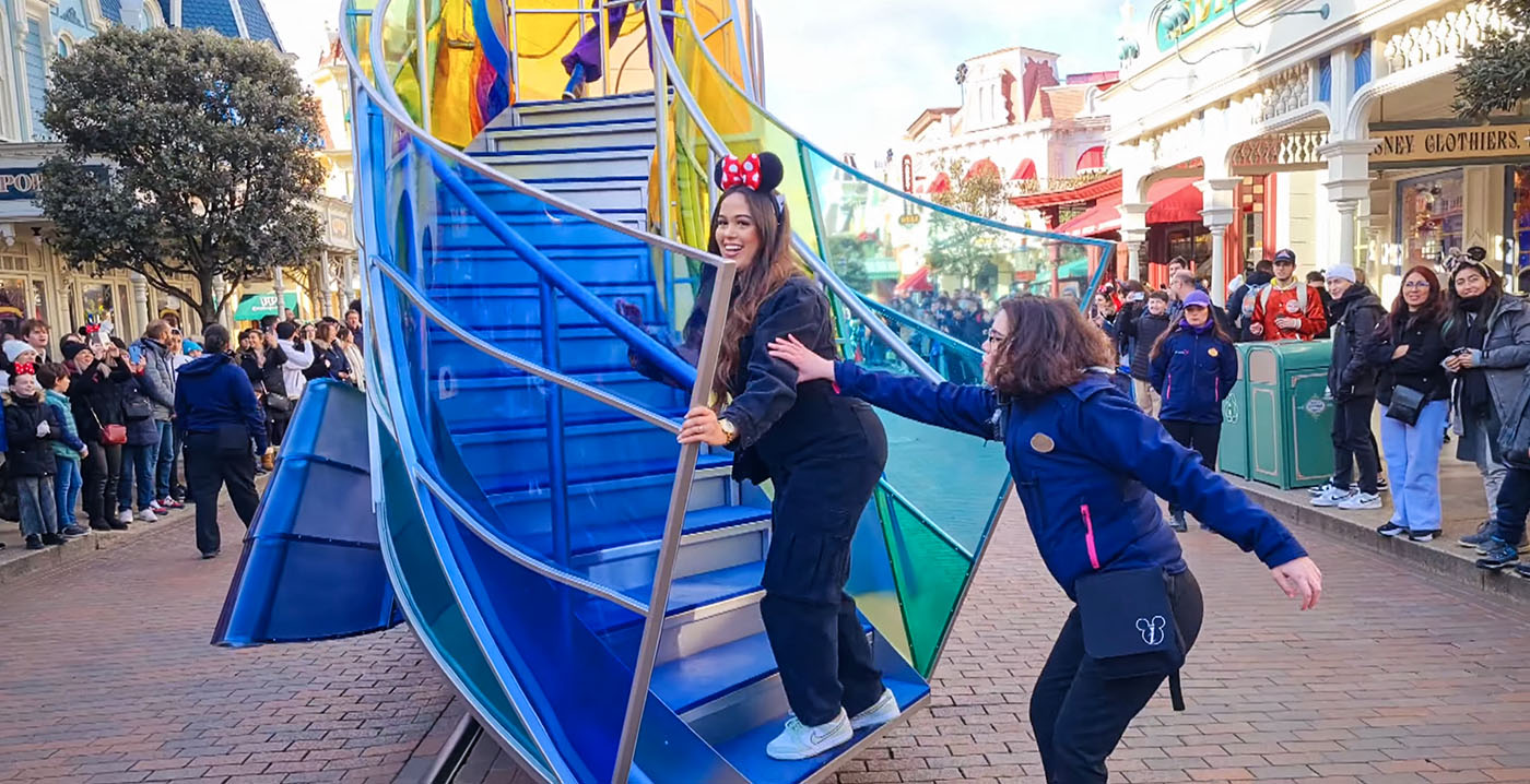 Video: bezoeker Disneyland Paris beklimt paradewagen