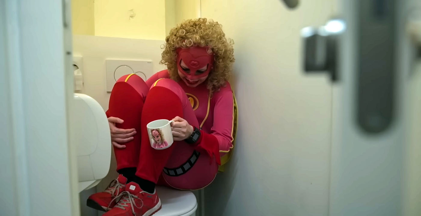 Uitgescholden Mega Mindy huilt op Plopsa-toilet in satirisch filmpje
