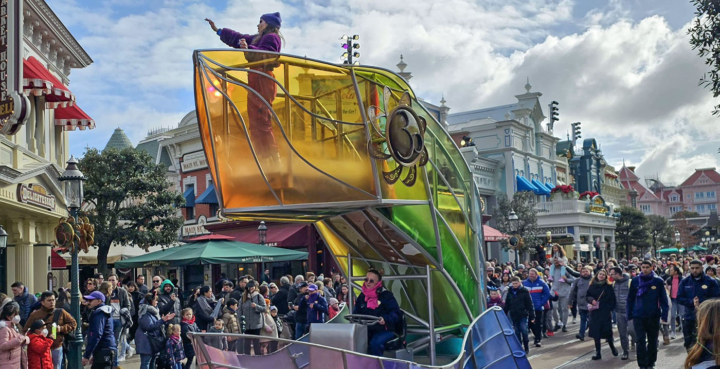 Parade zonder Disney-figuren in Disneyland Paris: personages staken