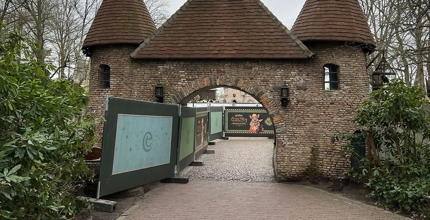 Schuttingen in het Sprookjesbos: Efteling knapt Herautenplein op