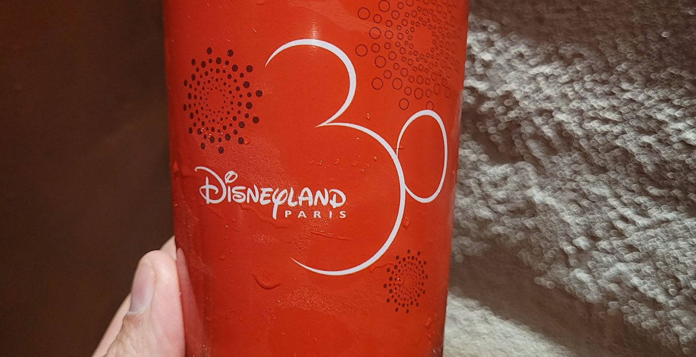 Disneyland Paris stapt over op herbruikbare bekers en borden