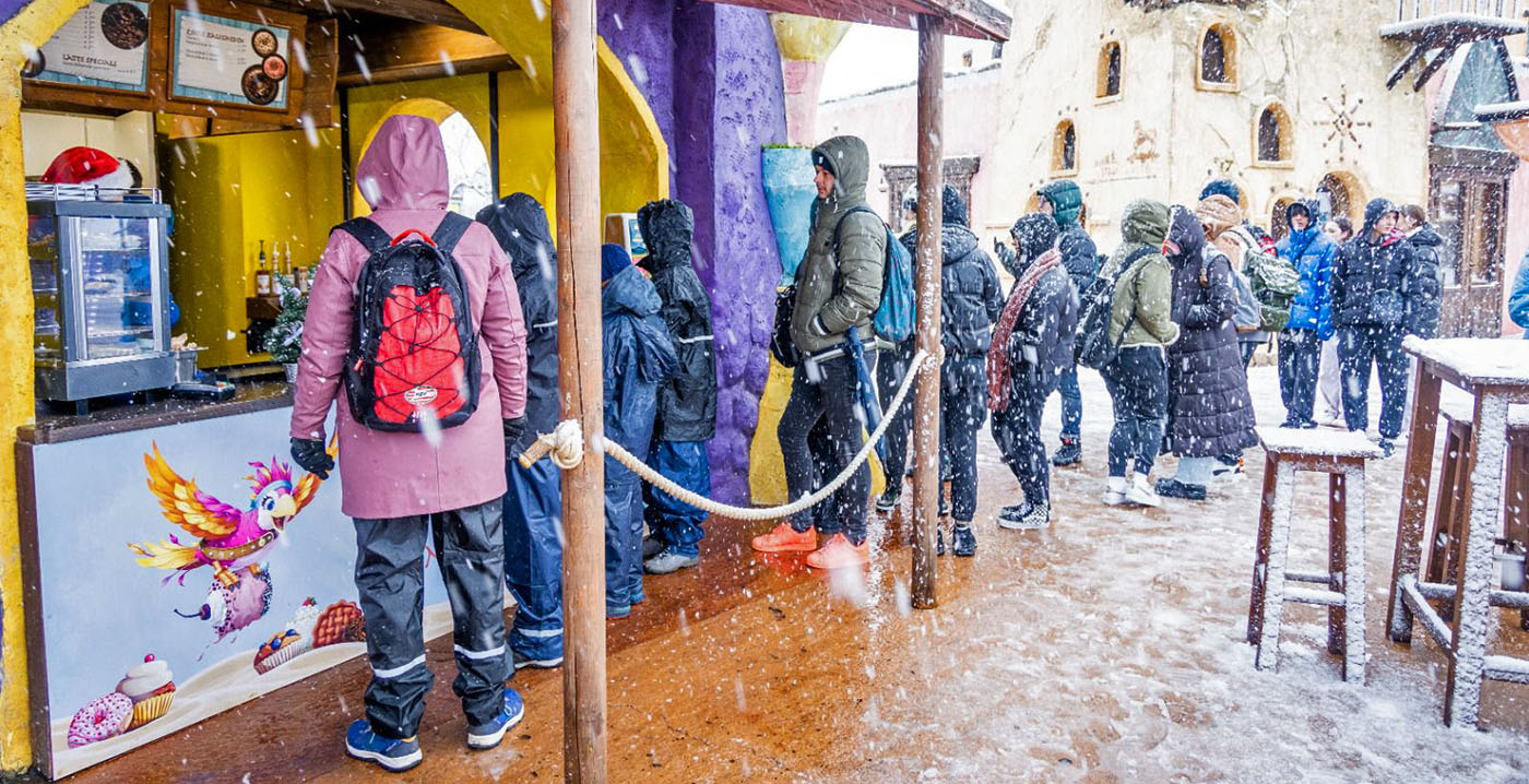 Sneeuw in Toverland: bezoekers getrakteerd op warme chocolademelk en apfelstrudel